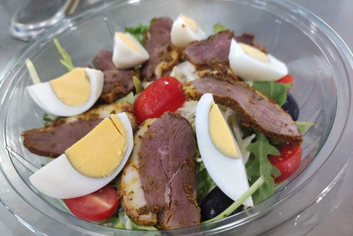 Bol de salade de magret à l'indienne Saint-Pierre